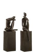 Figura em pedestal em poliresina castanho-escuro (sortido 2 modelos)