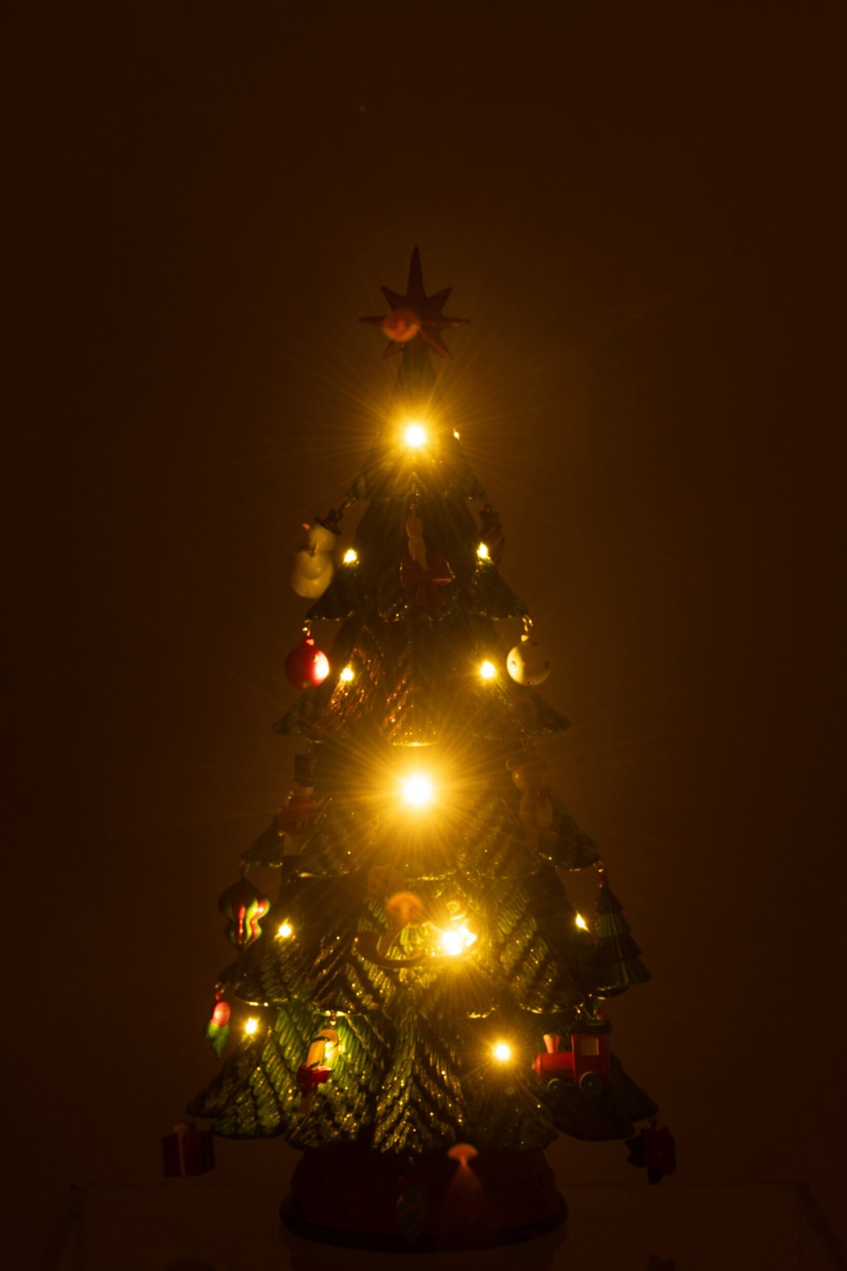 Árvore de Natal com LED e enfeites em resina, tamanho S, vista 3